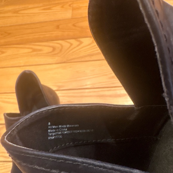 Universal Thread Size 8 Faux Leather Nora V-Cut Black Ankle Booties - Picture 5 of 8